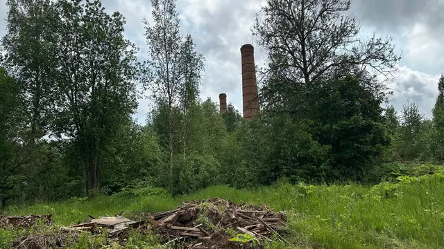 Здание с земельным участком