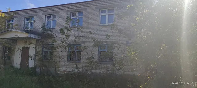 Здание (штаба с казармой), назначение: нежилое, 2 – этажный (подземных этажей -0), общая площадь 414,8 кв.м., литер. 6, инв.№73:210:002:001733160, кадастровый номер: 73:04:030110:410, с земельным участком общей площадью 1667 кв.м., с видом разрешенного использования: под территорией воинской части, категории земель: земли населенных пунктов, с кадастровым номером: 73:04:030110:759