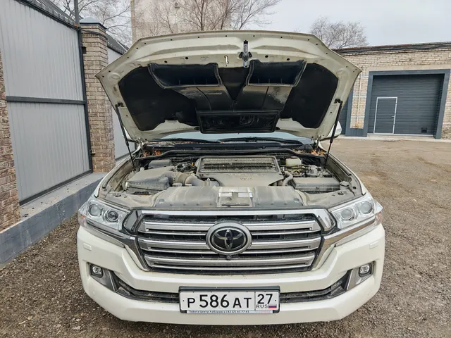 Автомобиль марки Toyota Land Cruiser 200, 2018 г.в, белого цвета, государственный регистрационный знак  P586AT27,VIN JTMCV02J604259850
