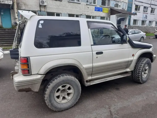 Автомобиль Mitsubishi Pajero, 1996 года выпуска, цвет - белый, государственный номер А538МТ41, номер шасси (рамы) V214300408, номер двигателя Х16117, мощность двигателя - 185 л.с, объем двигателя - 2015 куб. см.