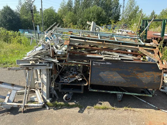 Лом чёрных металлов от списанного оборудования, общая масса 3 770 кг