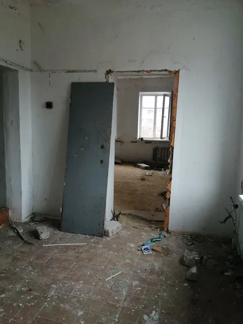 Нежилое здание и земельный участок