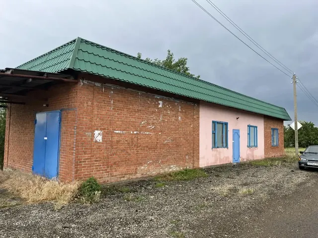 Д-к Дубовенко Н.С. Нежилое здание пл. 95,8 кв.м, КН 23:19:0302017:519, право аренды на з/у (дог.аренды №1900003667 от 31.05.2010г., сроком на 49 лет) пл. 946 кв.м, КН 23:19:0302017:127.Адрес: КК, Ленинградский р-н, х. Белый, ул. Колхозная, 5. Обременение: арест, н/ц 5 873 000,00 руб., з-к 1 174 600,00 руб., ш/а 58 730,00 руб.