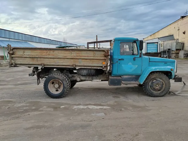 Автомобиль ГАЗ-САЗ 35071, г.в. 1996, VIN: XTH330900T0787163, г/н: О491МС11, Документы: Нет, Ключи: Нет, Примечание: В ходе внешнего осмотра установлено наличие колес, запасное колесо, кузов бортовой, кабина, фары, заднее стекло в кабине разбито, лобовое стекло в кабине имеет трещины. В кабине имеются сидения, руль, педали. АС ПИБИ: 11-009067-1