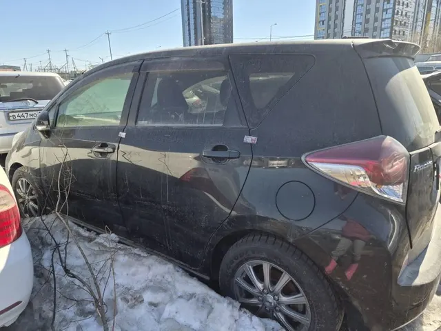 Автомобиль марки Toyota Ractis, г/н С147НМ14, черного цвета, все 4 колеса на месте, все стекла целые, внешних повреждений не обнаружено