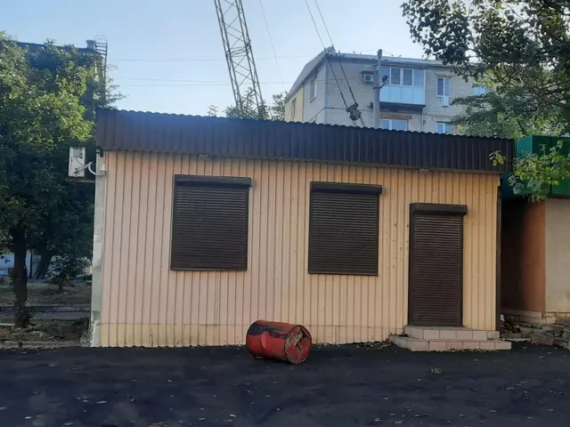 Место размещения Объекта на земельном участке (кадастровый номер отсутствует) площадью 30,0 м², расположенного по адресу: Донецкая Народная Республика, г. о. Докучаевск, г. Докучаевск, ул. Лихолетова (напротив жилого дома № 25/8, между улицами Толбухина и Чайковского), согласно Схеме размещения нестационарных торговых объектов
