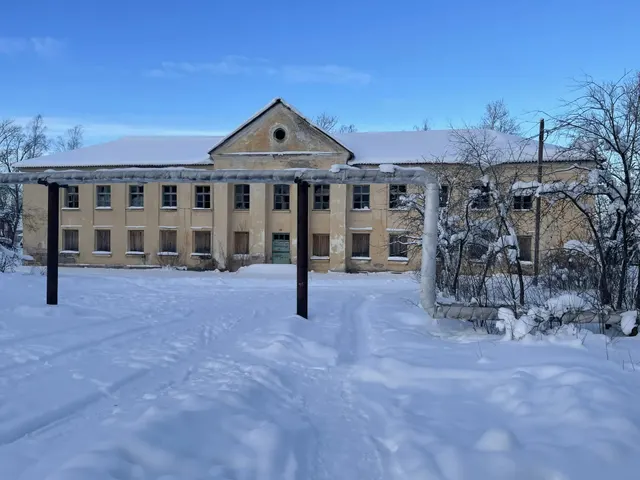 Нежилое здание с земельным участком