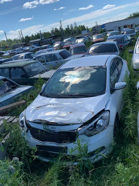 автомобиль марки KIA YD (CERATO FORTE) с государственным регистрационным номером Р 893 ВР (774), в кузове белого цвета, легковой седан, 2013 года выпуска, VIN- XWEFX411BD0000770, номер двигателя DH619053, кузов – XWEFX411BD0000770 (ЗАЛОГ, автомобиль находиться в послеаварийном состоянии (разбито лобовое стекло, помят бампер, разбиты фары, а также иные повреждения после аварии)