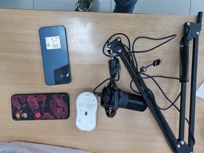 Сотовый телефон Poco, сотовый телефон Infinix, зарядное устройство отсутствует, микрофон марки FiFine на подставке черного цвета,  рабочее состояние не проверялось.  Находится Красноярский край, г. Лесосибирск.(901,1057/25)