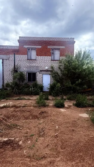 Нежилое здание, гараж для легковых автомобилей с земельным участком