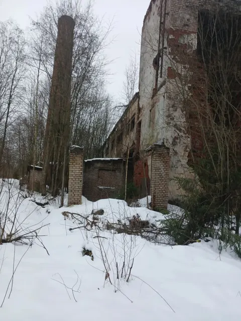 Здание с земельным участком