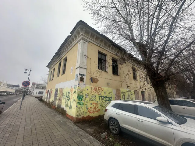здание, назначение: нежилое, количество этажей: 2, в том числе подземных 0, площадь 974,2 кв. м, кадастровый номер: 56:44:0231002:450, адрес: Оренбургская область, г. Оренбург, ул. Кирова/9 Января, № 11-11а-11б/41. Здание является ОКН