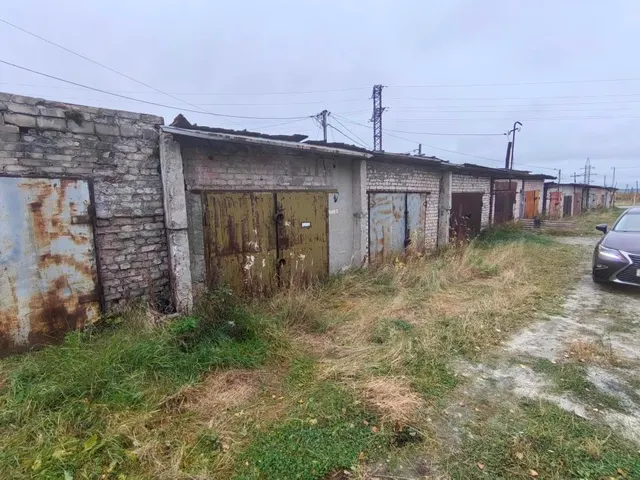 гараж, площадью 21,9 кв.м, кадастровый номер 86:13:0101012:1372      по адресу: Ханты-Мансийский автономный округ – Югра, г. Нягань,               ул. Чернышова, д.4, корпус 13, строение 174 с  расположенным под ним  земельным участком, категория земель: земли населенных пунктов, разрешенное использование: обслуживание автотранспорта, площадью 26 кв.м, кадастровый номер 86:13:0101012:1369, по адресу: Ханты-Мансийский автономный округ – Югра, г. Нягань, ул. Чернышова, земельный участок 4/13/174