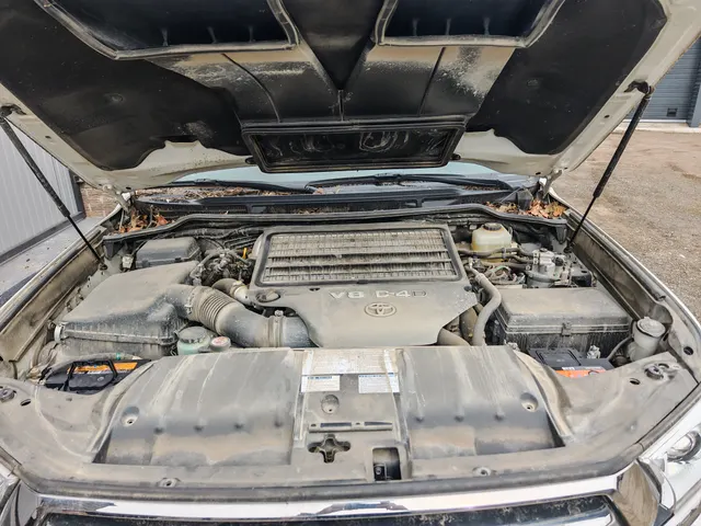 Автомобиль марки Toyota Land Cruiser 200, 2018 г.в, белого цвета, государственный регистрационный знак  P586AT27,VIN JTMCV02J604259850