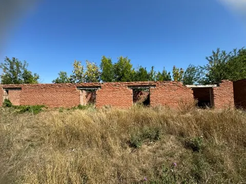 Нежилое здание корпуса с кадастровым номером 23:32:0401007:133, общей площадью 111,8 кв.м; Нежилое здание мастерской с кадастровым номером 23:32:0401007:138, общей площадью 194,8 кв.м; Нежилое здание корпуса фермы с кадастровым номером 23:32:0401007:132, общей площадью 208,1 кв.м; расположенные на земельном участке с кадастровым номером 23:32:0000000:2200, общей площадью 84132,0 кв.м, из категории земель населенных пунктов