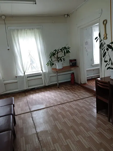 Здание, площадью 77,4 кв.м. 1970 года постройки в деревянном исполнении с земельным участком