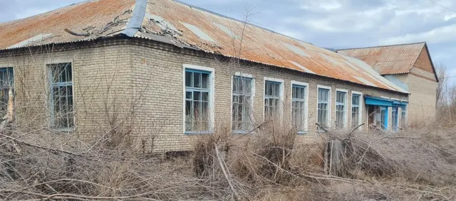 Нежилое здание с земельным участком