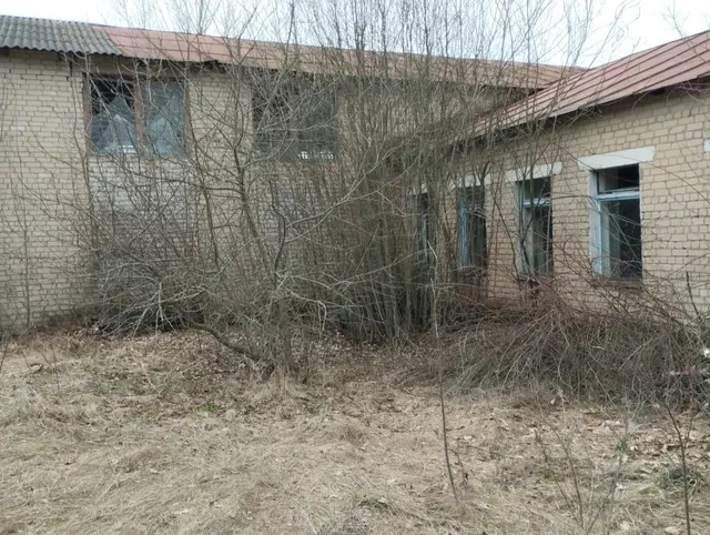 Земельный участок площадью 22 575 +/- 107 кв.м., кад.№: 48:14:1560105:12; административное здание 912,9 кв.м., здание котельной 116,4 кв.м., сооружение (уборная) 25,6 кв.м. по адресу: Липецкая обл, р-н Становлянский, с/п Михайловский сельсовет, с. Семенек, ул. Юрикова, д. 23