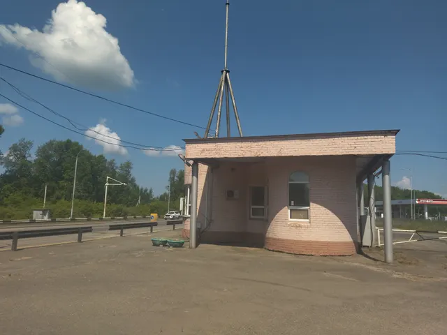 Земельный участок с кадастровым номером 42:00:0000000:33431, с реестровым номером 848661, площадью 11055 кв.м расположенный по адресу: Российская Федерация, Кемеровская область - Кузбасс, Кемеровский городской округ, город Кемерово, улица Вахрушева. Категория земель: земли населенных пунктов. Вид разрешенного использования: магазины, ремонт автомобилей.