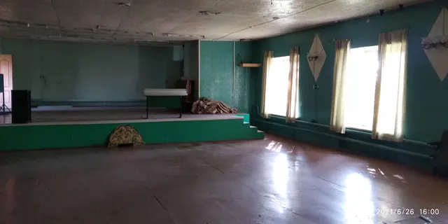 Здание, дом культуры, площадью 621,5 кв. м. с земельным участком