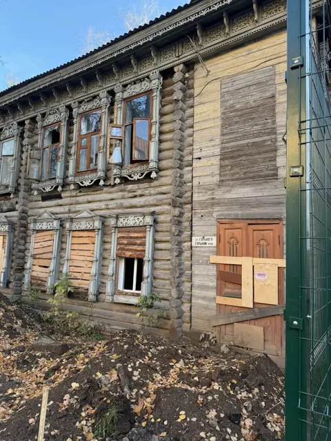 Нежилое здание, являющееся объектом культурного наследия регионального значения, «Дом с деревянной резьбой», находящееся в неудовлетворительном состоянии