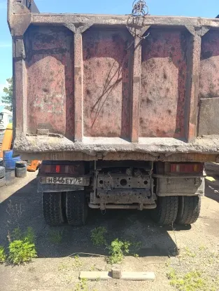 Грузовой самосвал, КАМАЗ; 6520-43, 2015 г.в., г/н Н846ЕУ75, цвет оранжевый, VIN: XTC652004F1331997, Номер шасси (рамы): XTC652004F1331997, Номер кузова (прицепа): КАБИНА2414670. ПТС отсутствует. Имеются повреждения, сколы по всему автомобилю, двигатель отсутствует