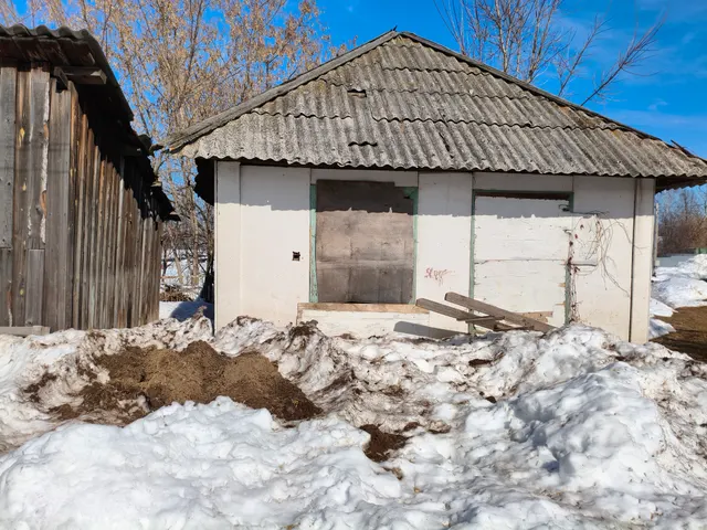 Нежилое здание, площадь 28 кв.м, кадастровый номер 43:07:010133:1159, 1946 г. постройки, назначение: нежилое здание, земельный участок, площадь 133 кв.м, кадастровый номер 43:07:010133:1153, категория земель:  земли населенных пунктов, расположенные по адресу:  Кировская область, Вятскополянский район, г. Сосновка,  ул. Октябрьская, 41
