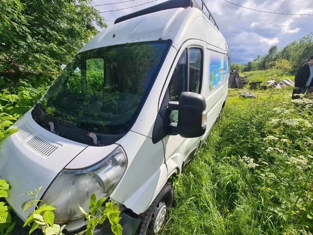 Грузовой фургон Citroen Jumper, 2014 г. в., VIN VF7YAZMFB12613118, г. н. О540МР51, цвет белый. Решетка радиатора снята, следы ржавчины и коррозии по всему кузову, задняя левая часть после значительного ДТП с деформацией металла, в том числе крыша. Работоспособность не проверялась. Заложенное имущество. Расположено по адресу: Мурманская обл., ж.с. Выходной, лн. 2-я, д. 2. Должник ООО «Вентпроммонтаж».
