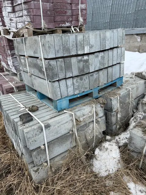 Комплект из тротуарной плитки и тротуарных бордюров