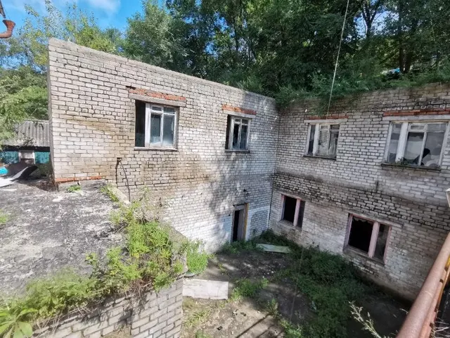 Нежилое здание, кадастровый номер 25:20:240101:70, площадью 1228,6 кв.м. Здание - хозяйственный корпус, кадастровый номер 25:20:240101:71, площадь 202,1 кв.м. Здание - гараж на две машины, кадастровый номер 25:20:240101:72, площадью 60,3 кв.м. Здание - узел учета, кадастровый номер 25:20:240101:73, площадь 7,3 кв. Земельный участок с кадастровым номером 25:20:340101:4800, площадью 2136,0 кв.м.