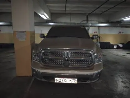 Автомобиль ДОДЖ RAM 1500; 2014 г.в., г/н М273ЕР75, цвет белый, VIN:1C6RR7NT0ES393851, Номер шасси (рамы): 1C6RR7NT0ES393851, номер кузова (прицепа): 1C6RR7NT0ES393851. ПТС отсутствует. Передний бампер царапины, левая передняя дверь царапины, левое крыло вмятина, передний левый фендер царапина