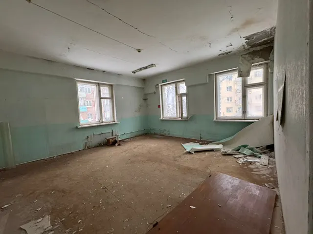 Нежилые здания общей площадью 1586,9 кв. м, назначение: нежилое, наименование: нежилое здание, кадастровый номер 58:29:2013001:232; наименование: сарай, кадастровый номер 58:29:2013001:1035, сооружение протяженностью 292 кв. м, назначение: сооружение коммунального хозяйства, наименование: ограждение, кадастровый номер 58:29:2013001:1034; сооружение протяженностью 20 м, назначение: сооружение коммунального хозяйства, наименование: трубопровод ГВС, кадастровый номер 58:29:2013001:1036 с земельным