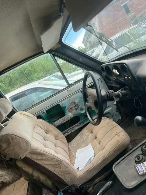 Автомобиль ВАЗ 2121 белого цвета, г/н Х 053ЕС93, 1983 г.в.,VIN XTA212100D0287260. Документы отсутствуют.