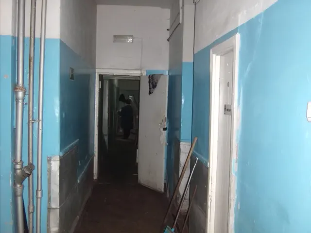 ЛОТ № 2. часть площади 20 кв.м (номер на поэтажном плане первого этажа 11 – часть, с учетом мест общего пользования) нежилого помещения № 1001 с кадастровым номером 27:22:0040209:1392,  расположенного по адресу: Хабаровский край, г. Комсомольск-на-Амуре, ул. Лазо, д. 80