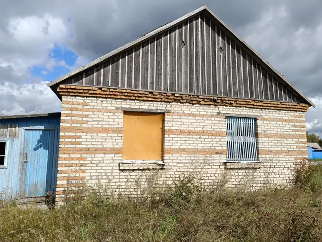 Нежилое здание больницы с земельным участком