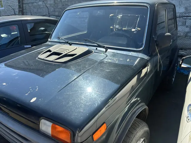 Автомобиль марки  ЛАДА 21240 ЛАДА 4х4, темно-зеленого цвета, г.р.з. К 595 НТ 186, VIN XTA212140D2112037, г/в 2013. ТС имеет ограничения ФССП на регистрационные действия (ключи и документы отсутствуют, техническое состояние не проверялось, пробег не известен). Имущество продается в том виде, в каком оно есть, в случае продажи возврату/обмену не подлежит. За скрытые дефекты имущества Продавец ответственности не несет.