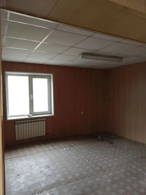 Нежилое здание с земельным участком