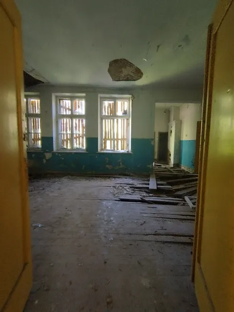 Здание школы с земельным участком
