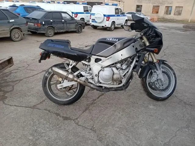Мотоцикл Yamaha FZR400-2, без гос. №, черно-серого цвета, 1988 г/в. 1 шт