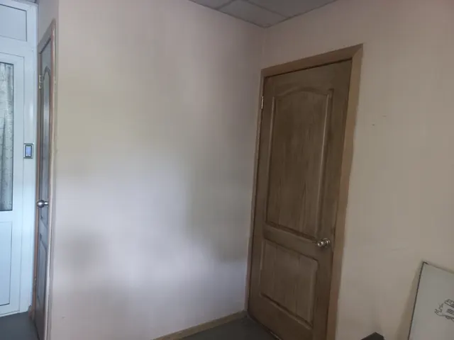 Нежилое помещение (магазин), назначение: нежилое, 2 этаж  (в т.ч. подземных 1),  с кадастровым номером 75:32:010347:72, площадь 281 кв.м, расположенное по адресу: Забайкальский край, г. Чита, ул. Рахова д. 85. Земельный участок, под нежилым помещением относится к землям, государственная собственность на которые не разграничена. Помещение состоит из 4 комнат (кабинеты).