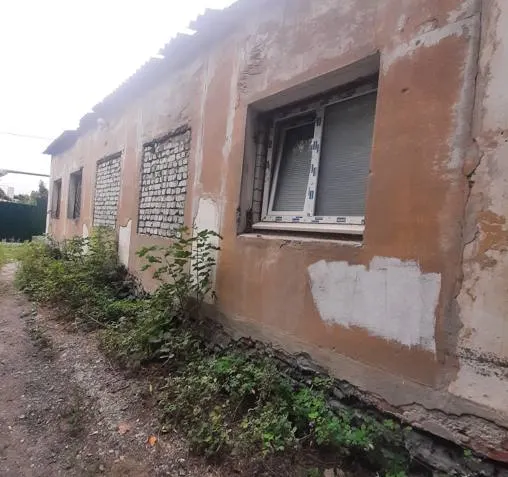 Нежилое здание площадью 118,1 кв. м (кадастровый номер 34:34:080056:353) с земельным участком площадью 430,0 кв. м (кадастровый номер 34:34:080056:314). Волгоград, Красноармейский район, пер. Шамбрунский, д. 13.