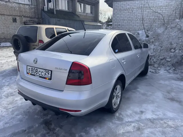 Транспортное средство Skoda Oсtavia, 2011 года выпуска, цвет – серебристый, VIN XW8CA41Z4CK259022, государственный номер Е808СС29. Состояние ТС: скол на заднем бампере, царапина на багажнике, вмятина на пороге справой стороны, коррозия на порогах