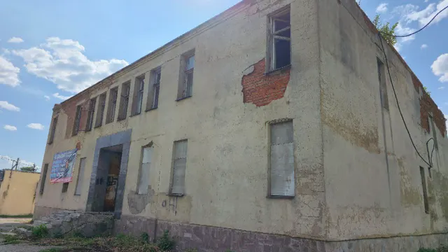 нежилое здание, назначение: нежилое здание, площадью 700,8 кв.м., с кадастровым номером 71:17:010404:822, с земельным участком из земель населенных пунктов, вид разрешенного использования – предпринимательство, с кадастровым номером 71:17:010404:844, площадью 510 кв.м., местонахождение: Российская Федерация, Тульская область, Плавский район, д. Крекшино, ул. Шоссейная, д.75.