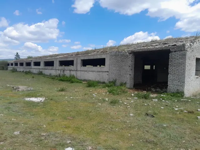 Здание, назначение: нежилое, год постройки 1981, площадь 1502,4 кв.м., кадастровый № 03:03:140110:36; Земельный участок, кадастровый № 03:03:140110:148, площадь 8524 кв.м, кадастровая стоимость 13041.72 руб.