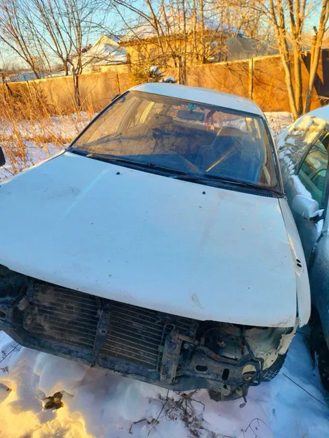 Автомобиль марки "Toyota Sprinter" 1989 г.в., г/н К985ЕР27,цвет белый, по пириметру множество сколов, царапин,вмятин.Двигатель,бампер,фары отсутствуют.Салон частично разукомплектован.Не на ходу.