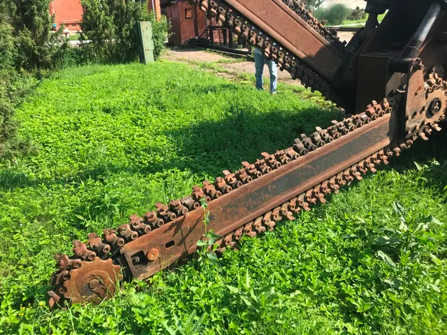 Самоходная двухбаровая машины БР-2 на базе трактора Т-170, 1996 года выпуска, заводской № машины (рамы): 109299, государственный регистрационный знак: 0498УВ18.