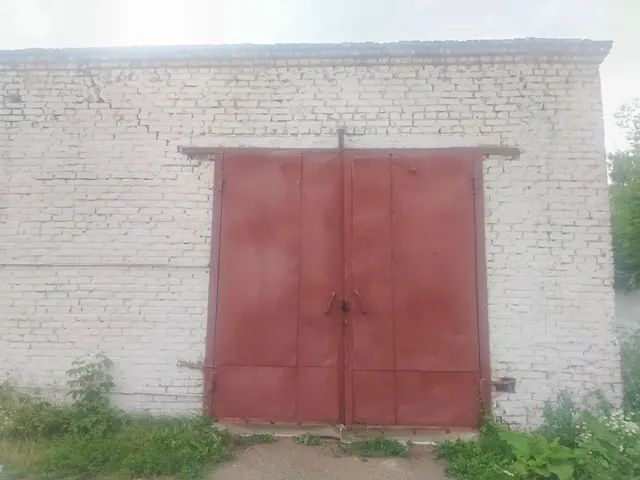 Нежилое здание  (гаражный бокс) с кадастровым номером 02:60:010129:223, площадью 94,3 кв.м., с земельным участком кадастровый номер 02:60:010129:162, площадью 155 кв.м., расположенные по адресу: Республика Башкортостан, г. Кумертау, ул. Советская, д.7.