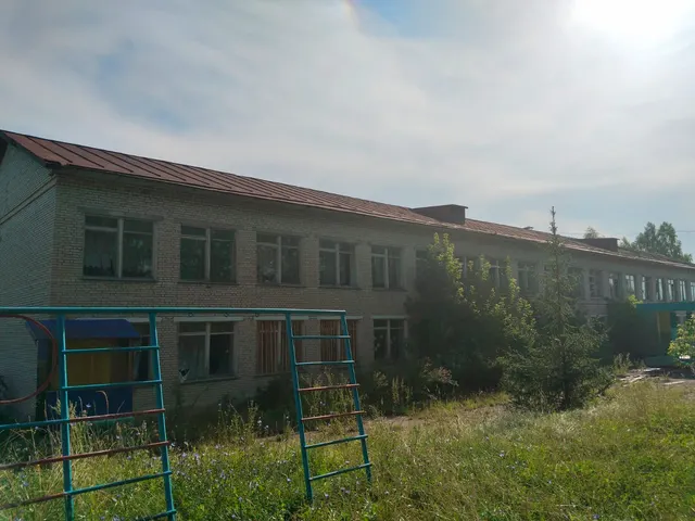 Здание школы с земельным участком
