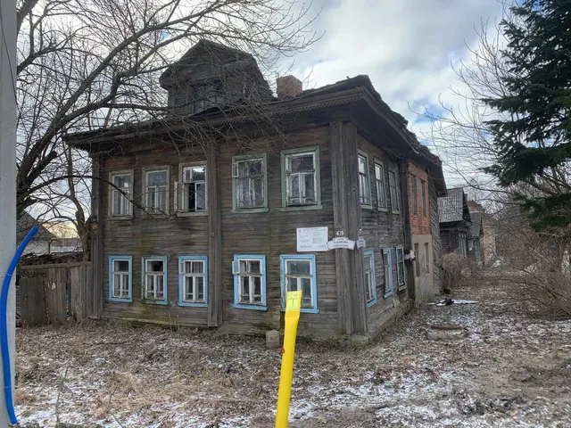 нежилое здание, общей площадью 120,9 кв.м., кадастровый номер: 76:21:020217:26, назначение - нежилое, количество этажей - 2, в том числе подземных 0, с земельным участком, общей площадью 323 кв.м., кадастровый номер 76:21:020217:6, категория земель - земли населённых пунктов, виды разрешённого использования - историко-культурная деятельность, расположенных по адресу: Ярославская область, г. Тутаев, ул. Ушакова, д.31