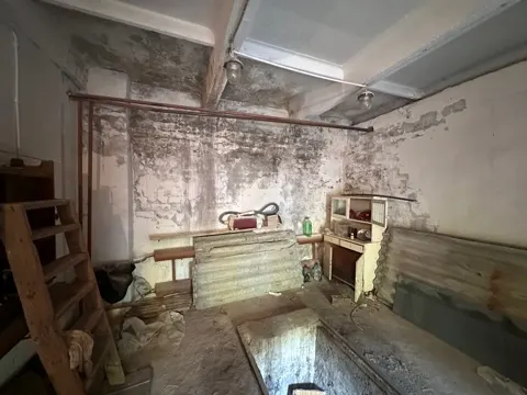 Нежилое помещение с кадастровым номером 37:08:050205:1214, площадью 22,4 кв.м., расположенном по адресу: Ивановская область, г. Комсомольск, ул. 50 лет ВЛКСМ, д. 2.